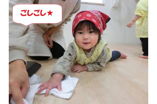 掃除道具を持って早速スタート！<br><br><span style='color:#ff8c19;'>ひよこチーム(0歳児)</span>は<span style='color:#0000ff;'>雑巾</span>で<br>色んな所をふきふき<span style='color:#ff7f00;'>♪</span><br>隅から隅まで上手に拭いてくれました。<br>