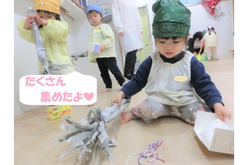 うさぎチーム、りすチームも<br>自分たちで作った道具を使ってピカピカに！<br><br><br>毛糸や綿をごみに見立てて<br><span style='color:#ff007f;'>「きれいきれい♪」</span>と頑張ってくれました。<br><br>高いところも<span style='color:#ff7f00;'>見逃さず</span>上手にできましたよ<span style='color:#ffff00;'>★</span><br>普段経験することのない<br><span style='color:#0000ff;'>掃除</span>を楽しんでくれました！<br><br><br>また、次回のブログもお楽しみに<span style='color:#ffff00;'>★</span>