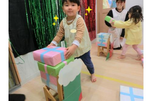 プレゼントを見つけると、<br>「よいしょよいしょ」<br>と上手に積んでくれました<span style='color:#ff840a;'>★</span><br><br>待っている間に<br>「がんばれー！」<br>とお友だちを応援する声も聞こえ、<br>とっても盛り上がりました<span style='color:#ff2828;'>♥</span>