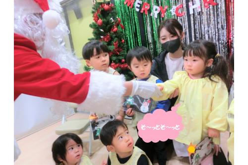 サンタさんが帰る時間になると、<br>「バイバイ！」<br>と手を振って見送り、<br>サンタさんと握手を<br>することができましたよ<span style='color:#ff23ff;'>(^^)/</span>