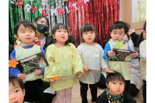 サンタさんと<br><span style='color:#28ff93;'>「あわてんぼうのサンタクロース」</span><br>を一緒に歌い、<br>子どもたちの元気な歌声に<br>思わずノリノリで踊ってくれたサンタさん<span style='color:#ff2d2d;'>♥</span>