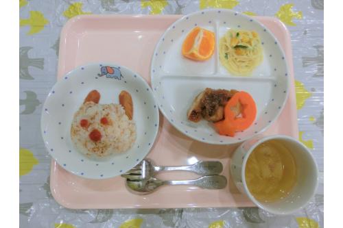 クリスマス会の後はみんな大好きな<span style='color:#9123ff;'>給食</span>の時間！<br>今日の給食は<span style='color:#ff2d2d;'>クリスマスメニュー</span>で、<br>トナカイさんのご飯に<br>大喜びの子どもたちでした<span style='color:#ff2391;'>♪</span><br><br>今年もチェリッシュ保育園のブログをご覧いただき<br>ありがとうございました<span style='color:#ff1919;'>！</span><br>来年も、子どもたちの姿や活動の様子をたくさん<br>掲載していきますので、どうぞよろしくお願いします<span style='color:#ff2391;'>♪</span><br><br>次回のブログもお楽しみに<span style='color:#ff9933;'>★</span>