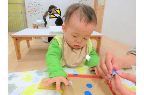 シールを貼るのが上手になり、<br>自分で台紙からシールを剥がすことが<br>できる子もいましたよ<span style='color:#ff2391;'>♥</span>