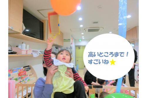 羽子板に風船を当てることができると、<br>にっこり笑顔になる子ども達でした(*^^*)<br><br><span style='color:#ff9328;'>次回のブログもお楽しみに★</span>