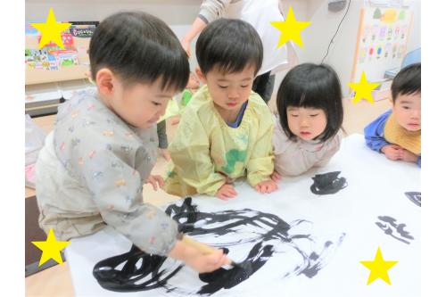 お友達が書いているものも興味津々で<br><span style='color:#0000ff;'>「何かいたの?」</span>と覗き込む姿も多く見られました。<br><br>今年も<span style='color:#ff0000;'>仲良く元気に</span>過ごせるといいなと思いますので<br>よろしくお願いいたします。<br><br>みんなのお願いが叶いますように・・・<span style='color:#0f87ff;'>★</span><br><br>次回のブログもお楽しみに<span style='color:#ffff00;'>★</span>