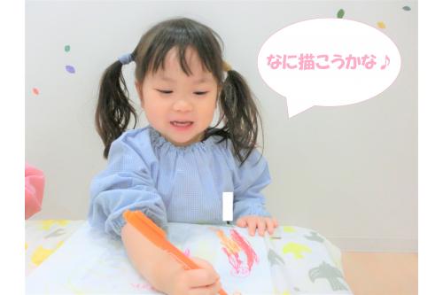 <span style='color:#ff1e1e;'>たこあげ</span>をする前日に<br>まずはたこを作りましたよ<span style='color:#9328ff;'>♪</span><br><span style='color:#2d2dff;'>油性ペン</span>を使ってビニール袋に<br>好きな模様や絵を描いていきました<span style='color:#ff23ff;'>！</span><br><br><span style='color:;'>袋いっぱい</span>に描いて<br>カラフルなたこのできあがり<span style='color:#ff9b38;'>(*^^*)</span>