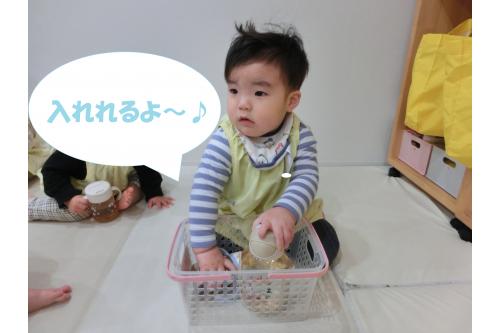 飲み終わった後は<br>自分たちで<span style='color:#0a84ff;'>カゴの中</span>に水筒を直します<span style='color:#ff7f00;'>♪</span><br><br>転がっているお友達の水筒を見つけると<br>一緒に直してくれたりと<span style='color:#ff3dff;'>  <br>  優しい姿</span>も見られますよ<span style='color:#ffb266;'>(*^^*)</span><br><br>冬は、<span style='color:#ff4242;'>インフルエンザや風邪</span>が<span style='color:#ff007f;'>  <br>  流行り</span>やすい季節です。<br>細めに水分補給をとることで<br>喉を潤し、<span style='color:#007fff;'>風邪予防</span>に繋がります。<br>小さい子ども達は、<br>特に<span style='color:#3399ff;'>喉の渇きに気づきにくい</span>ため<br>細めに声掛けをし<span style='color:#7f00ff;'>、水分補給</span>を促しています！！<br><br>みんなで<span style='color:#ff4ca5;'>強い体</span>を作り、<span style='color:#ff9e3d;'>元気いっぱい</span>に楽しく<br>過ごしていきたいと思います<span style='color:#ff00ff;'>♪</span><br><br>次回のブログもお楽しみに<span style='color:#ff007f;'>♪</span>