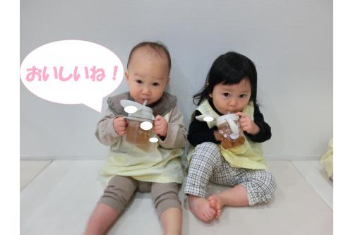 <span style='color:#ff4c4c;'>朝の会</span>が終わると、みんなで<span style='color:#00ff7f;'>お茶</span>休憩<span style='color:#ff7f00;'>♪</span><br><br>「ひよこチームさん、お茶飲みにいくよ～」と<br>声を掛けると、自分たちで<br><span style='color:#ffff00;'>お部屋</span>に移動し、<span style='color:#ff7f00;'>壁ぺったん</span>をして<br>待ってくれます<span style='color:#ff007f;'>!(^^)!</span><br><br>「どうぞ～」と水筒を渡すと<br>ペコっと<span style='color:#ff7f00;'>おじぎ</span>をして受け取ってくれますよ<span style='color:#ff2391;'>♡</span>