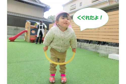 お次は<span style='color:#ff2828;'>フープくぐり</span>です！<br>フープの中に足を入れて、<br>そこから徐々に上に上げていきますよ<span style='color:#2d2dff;'>♪</span><br><br><span style='color:#2dff2d;'>器用に</span>体を動かしながら、<br>くぐることができました<span style='color:#ff9e3d;'>★</span><br><br>時々、背中にフープが行き<br><span style='color:#ff2828;'>「あれ～？」</span>という声も<br>聞こえてきました<span style='color:#ff28ff;'>(*^^*)</span>