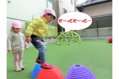 こちらは<span style='color:#ff2391;'>バランスストーン！</span>少し変わった形で、<br>足も<span style='color:#3333ff;'>しっかりと</span>上げないと<br>登れませんが…<br><br><br><span style='color:#2dff2d;'>子どもたちは</span>しっかりと<br>足を上げてよいしょっと<br>登って渡ることができますよ<span style='color:#ff9b38;'>♪</span><br><br>以前は<span style='color:#ff9328;'>保育者の手</span>を借りることも<br>ありましたが、もうすっかり<br><span style='color:#33ffff;'>ひとりで</span>できるようになりました<span style='color:#9328ff;'>★</span>