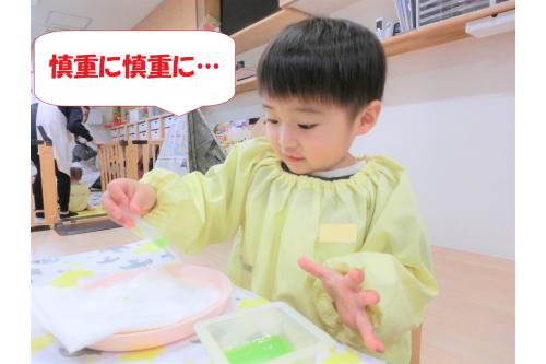 今回初めて<span style='color:#ff7f00;'>スポイト</span>を<br>使ってみたので<br>まずは使い方を<span style='color:#0000ff;'>知るところ</span>から。<br><br><br>スポイトで吸った<span style='color:#ff007f;'>色水</span>を<br>ガーゼにぽたぽたと<br><span style='color:#007fff;'>垂らして</span>みましたよ♪<br><br><br>力加減も難しいのですが<br><span style='color:#ff0000;'>何度もチャレンジ</span>していました<span style='color:#ffff00;'>★</span>