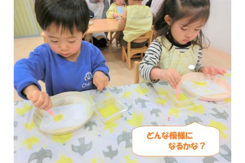 スポイトの使い方をマスターすると<br>次はいよいよ<span style='color:#ff007f;'>マスク作り</span>♪<br><br>ガーゼマスクに<span style='color:#ff7f00;'>色水</span>を垂らすと<br><span style='color:#0000ff;'>じわーっと広がり</span>きれいなマスクができました<span style='color:#ffff00;'>★</span>