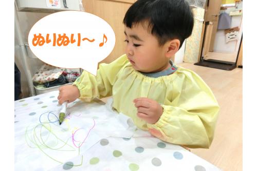 まずは<span style='color:#0fffff;'>たこ作り</span>です(^^<span style='color:#19ff19;'>♪</span><br><br>ビニール袋に<br><span style='color:#ff8914;'>油性ペン</span>で模様をつけます(^o^)<br><br>「おててや机じゃなくて、<br>袋だけに描くんだよ」と伝えると、<br><span style='color:#ff1e1e;'>お約束</span>を守って描くことができました<span style='color:#ff23ff;'>★</span><br><br>最近では<span style='color:#9123ff;'>なぐり描き</span>だけでなく<br>自分の中で描きたいものを<span style='color:#2dff2d;'>考え</span>ながら、<br>描く様子が見られるようになりました(<span style='color:#ff9328;'>*</span>'▽')<br>