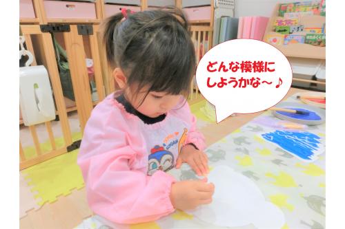 まずは白い画用紙に、<br><span style='color:#1effff;'>白いクレヨン</span>で<br>模様を描きましたよ<span style='color:#ff1e1e;'>♪</span><br><br>うっすらと模様が見えますが、<br>少し<span style='color:#19ff19;'>「あれ？」</span>という表情の<br>子ども達<span style='color:#ff9123;'>★</span><br><br>それでも前日に描いた模様を<br><span style='color:#962dff;'>思い出しながら</span>描いていきます<span style='color:#2323ff;'>♪</span>