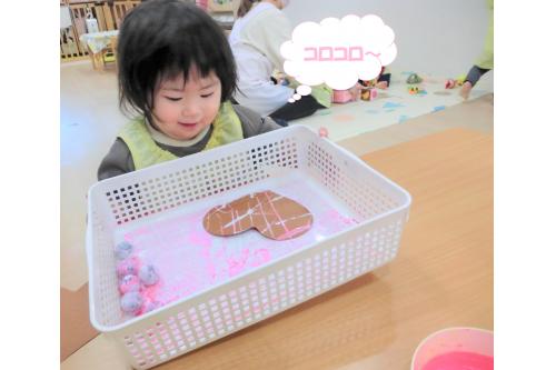 ビー玉が転がると<br>チョコレートに模様がつき、<br>思わずにっこりする子ども達(*^^*)<br>
