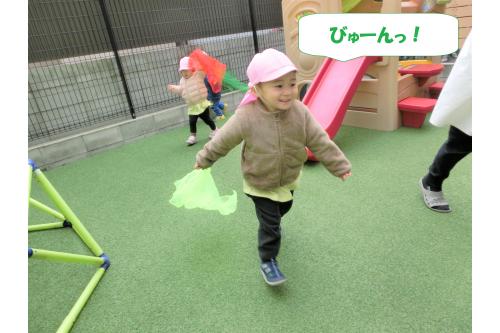腕を上にあげるとスカーフが<br>”<span style='color:#ff47ff;'>ひらひら～</span>”となびく様子に<br><span style='color:#00ff00;'>「きれい～」</span>と言っていた子どもたち<span style='color:#3399ff;'>！</span>