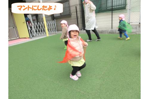 マントにしてみよう！と声をかけると<br><span style='color:#ff007f;'>「せーの！」</span>という掛け声とともに<br><span style='color:#ff7f00;'>保育者と一緒</span>に挑戦。<br><br>上手にできると<span style='color:#ff0000;'>「かっこいい！」</span>と<br>言いながら走っていましたよ<span style='color:#ffff05;'>★</span><br><br>走るのも軽快になってきて<br><span style='color:#0000ff;'>「今日お外行く？」</span>と<br>よく聞いてくれる元気な子どもたちです<span style='color:#ff2323;'>！</span><br><br>次回のブログもお楽しみに<span style='color:#ffff00;'>★</span>