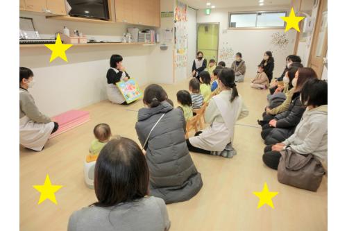 まずは<span style='color:#ff007f;'>朝の会</span>を見ていただきました。<br><br><br>出席確認では少し恥ずかしそうにしながらも<br><span style='color:#00ff00;'>お返事</span>をしたり、毎朝歌っている<span style='color:#0000ff;'>季節の歌</span>や<br><span style='color:#ff0000;'>体操</span>も披露しました。<span style='color:#ffff00;'>★</span><br><br>いつもと<span style='color:#7f00ff;'>少し違う</span>雰囲気に<br>びっくりする子、うれしい子<br>反応は様々でした<span style='color:#ff7f00;'>♪</span>