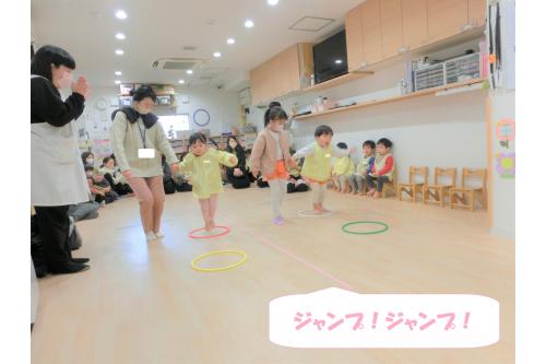 そのあとは保護者やご兄弟と<br><span style='color:#ff0000;'>一緒に挑戦</span>。<br><br><br>まずは<span style='color:#ff007f;'>フープジャンプ</span>で進み…<br>
