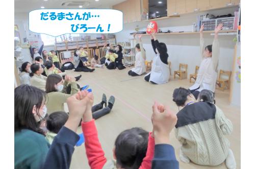 みんなのだいすきな<span style='color:#ff0000;'>「だるまさんが」</span>の<br>絵本を用いたふれあいあそびも<br><span style='color:#ff7f00;'>たかいたかい</span>をしてもらったり<br><span style='color:#0000ff;'>一緒にどてっ</span>と転がったりと<br>楽しみました。<br><br><br>入園、進級当初より<span style='color:#00ff00;'>一回りも二回りも</span><br>大きくなった姿や<br>日ごろの<span style='color:#ff7f00;'>園での生活の様子</span>を<br>見ていただくことで<br>またご家庭とは少し違う<br><span style='color:#007fff;'>新たな一面</span>も見えたことと思います。<br><br>ご参加いただいた保護者の皆様<span style='color:#00ff00;'>ありがとうございました。</span><br>ご家庭でも<br><span style='color:#ff007f;'>「こんな遊びしたね」</span>など園での遊びの様子を<br>振り返って、一緒に楽しんでくださいね<span style='color:#00ffff;'>♪</span><br><br>また、次回のブログもお楽しみに<span style='color:#ffff00;'>★</span>