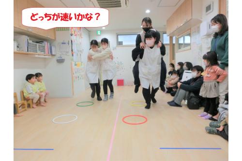 そのあとは保護者の皆さんと一緒に<br><br><span style='color:#ff7f00;'>「動物なりきりレース」</span>を<br>しました<span style='color:#ffff00;'>★</span><br><br>どんなレースか<br>まずは<span style='color:#ff007f;'>先生たちの見本</span>から！<br>