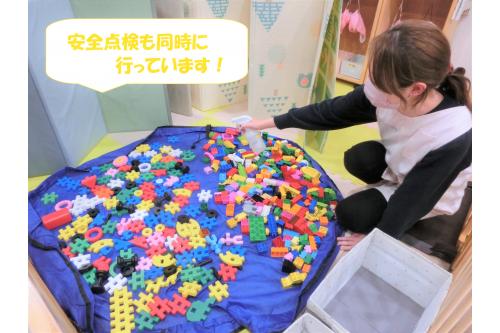 毎日使う<span style='color:#ff7f00;'>玩具の消毒</span>も欠かせません！<br><br><br>同時に玩具が壊れていないかの<br><span style='color:#0000ff;'>安全点検</span>も一緒に行っています。<br>