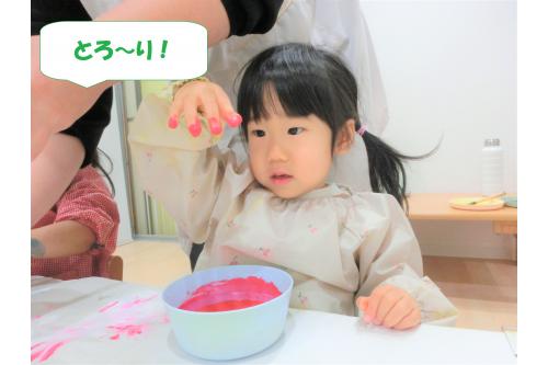 指からとろっと流れる感触を楽しんでいた子どもたち<span style='color:#ffff00;'>★</span><br><br>紙にも手で塗り広げ<span style='color:#ff7f00;'>「違う色できた！」</span>と<br>混色も楽しみましたよ<span style='color:#ff8e1e;'>♪</span><br><br><br>次回のブログもお楽しみに<span style='color:#ffff00;'>★</span>