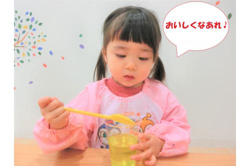 まずはジュース作りです<span style='color:#9123ff;'>！</span>好きな色を選んで、<br>混ぜていきます<span style='color:#ff9328;'>★</span><br><br>レモンやぶどうなど<br><span style='color:#ff23ff;'>カラフルなジュース</span>が<br>出来上がりましたよ<span style='color:#2dff2d;'>♪</span>