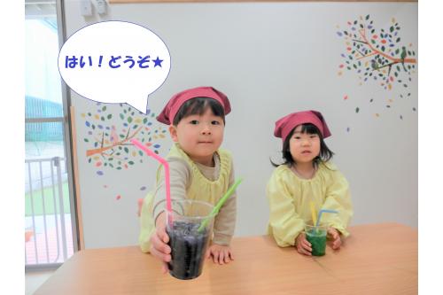 出来上がったら、<br><span style='color:#ff9123;'>お店屋さんとお客さん</span>に<br>別れて開店です<span style='color:#2391ff;'>(*^^*)</span><br><br><span style='color:#ff3333;'>「いらっしゃいませ～！」</span>と<br>大きな声で呼び込んでいましたよ<span style='color:#9933ff;'>★</span><br><br><span style='color:#ff2391;'>「これはどうですか？」</span>と<br>オススメする姿も<br>見られました<span style='color:#9123ff;'>♪</span>