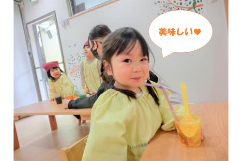 <span style='color:#ff2dff;'>「これください♪」</span>と<br>好きなジュースを選んで、<br>座って飲みます<span style='color:#96ff2d;'>(*^^*)</span><br><br>お友だちと一緒に座って<br><span style='color:#ff9123;'>「乾杯！」</span>と<br>楽しんでいました<span style='color:#2391ff;'>★</span><br><br>次回のブログもお楽しみに<span style='color:#9123ff;'>！</span>