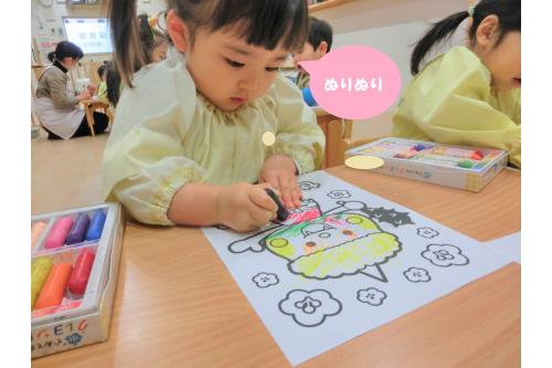 鬼の塗り絵やシール貼りを楽しんだ後は<br>お面を被って<span style='color:#2391ff;'>鬼</span>さんに変身しました！<br>