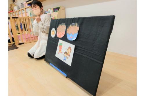 保育者から節分についてのお話を聞いて....<br>