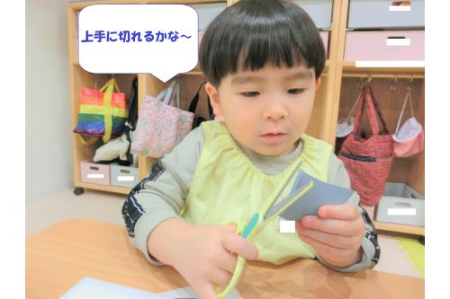 <span style='color:#93ff28;'>はさみ</span>の持ち方は<br>もうばっちりなうさぎチームさん<span style='color:#ff23ff;'>！</span><br><br><span style='color:#2d2dff;'>「合ってる？」</span>と確認しながら、<br>切り始めましたよ<span style='color:#ff9328;'>(*^^*)</span><br><br>今回は初めて<span style='color:#ff23ff;'>丸や三角</span>などの<br>形を切るのに挑戦しました<span style='color:#ff2d2d;'>♪</span>