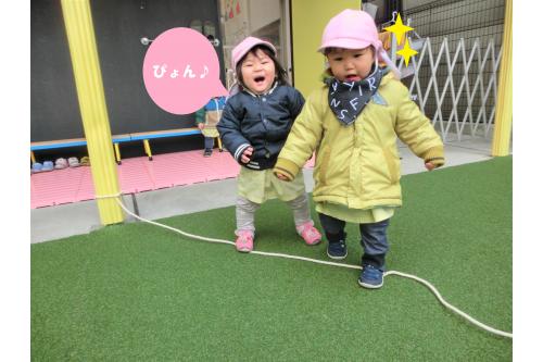 ヘビさんロープを踏んでしまうと<br>「いたい...」<br>と言って悲しそうな顔をし、<br>ヘビさんの気持ちを代弁しているかのようでした(>_<)<br><br><br>ロープを繋いで輪っかにすると....<br><span style='color:#2323ff;'>電車</span>に変身<span style='color:#ff8e1e;'>★</span>