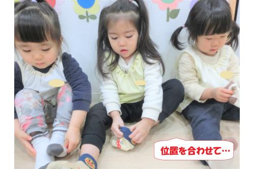 まずは表裏を合わせて<br><span style='color:#0000ff;'>足先</span>に…<br><br>くるくる回しながら<br><span style='color:#ff007f;'>「ここ？」</span>と<br>確認しています<span style='color:#ffff00;'>★</span>