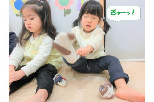 ひっかかってしまうこともありますが、<br><span style='color:#ff007f;'>かかとをひぱってみよう！</span>と伝えると<br>一人でも履くことができるようなってきました<span style='color:#ff0f0f;'>！</span><br><br>自分でできた達成感を持つことで<br><span style='color:#ff7f00;'>「もっとしたい！」</span>という気持ちも<br>芽生えるようになりましたよ<span style='color:#8cff19;'>(*^^*)</span><br><br>これからも<span style='color:#ff2828;'>自分でできた！</span>という<br>気持ちを大切にしていきたいと思います<span style='color:#ff28ff;'>★</span><br><br>次回のブログもお楽しみに<span style='color:#198cff;'>♪</span>