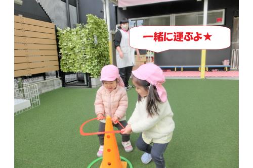 お友だちと協力して<br><span style='color:#ff007f;'>フープをコーンまで運んでみよう！</span>とスタート。<br><br><br>「一緒に！」と言いながら<br>頑張って運んでくれました<span style='color:#ffff00;'>★</span>