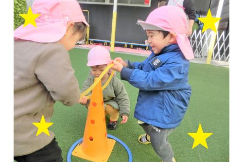 <span style='color:#0000ff;'>みんなで遊ぶと楽しいね♪</span>とお話してくれていますよ。<br><br>協力して何かをするという達成感も<br>持てたようで何度も<span style='color:#ff7f00;'>「もう一回！」</span><br>と<span style='color:#ff007f;'>リクエスト</span>してくれました<span style='color:#ffff00;'>★</span>