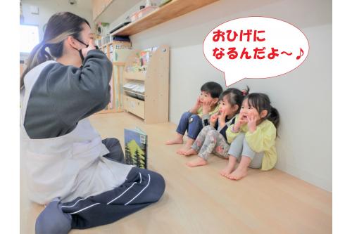 読み聞かせ前は、<br><span style='color:#ff2828;'>手遊び</span>から始まります<span style='color:#ff9328;'>(*^^*)</span><br><br>この時は<span style='color:#28ff28;'>キャラクター</span>の<br>手遊びをしましたよ<span style='color:#2dffff;'>★</span><br><br><span style='color:#3333ff;'>何度も</span>したことのある<br>手遊びなので、<span style='color:#9123ff;'>子ども達</span>も<br>自然と手が動きます<span style='color:#ff28ff;'>♪</span>