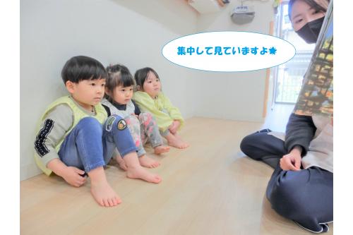 年が明けてからは、<br><span style='color:#ff2323;'>長い絵本</span>を見るのに<br>挑戦し始めました<span style='color:#ff962d;'>！</span><br><br>みんな絵本が<span style='color:#33ff99;'>大好き</span>なので、<br>いつも<span style='color:#2dffff;'>最後まで</span>集中して見ています<span style='color:#9933ff;'>★</span><br><br>絵本が終わると、<br><span style='color:#ff2828;'>「まだ見たい！」</span>という声が<br>聞こえてきますよ<span style='color:#ff8e1e;'>(*^^*)</span>