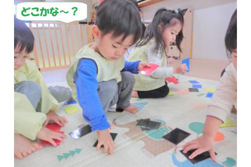 見本と<span style='color:#ff007f;'>同じ色のカード</span>を探してみよう!と<br>早速スタート!<br><br><br>初めて触るカードに<br><span style='color:#00ff00;'>「これ何色?」</span>と<br>みんな興味津々でした<span style='color:#7fff00;'>♪</span>