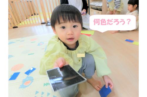 裏側が全部黒なので<br><span style='color:#ff7f00;'>「これ何色だと思う?」</span>と<br>子どもたち同士で<span style='color:#ff0000;'>プチクイズ</span>も<br>行われていましたよ<span style='color:#ffff00;'>★</span>