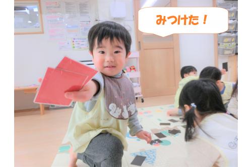 <span style='color:#ff7f00;'>「どんないろがすき」</span>の歌が好きなので<br>色はどれもばっちり<br><span style='color:#ff007f;'>正解</span>でした!<br><br>お友だちが選んだカードも<br><span style='color:#00ff00;'>「せいか~い!」</span>と<br>みんなで答え合わせも<br>しましたよ<span style='color:#ffff00;'>★</span><br><span style='color:#0000ff;'>簡単なルール</span>のある遊びも<br>楽しめるようになりました♪<br><br>また、次回のブログもお楽しみに<span style='color:#ffff00;'>★</span>