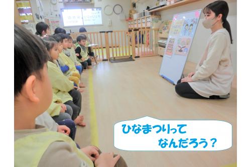 まずはじめに<span style='color:#ff0582;'>ひなまつり</span>のお話から。<br><br>少し難しい内容ではありますが<br>最後まで<span style='color:#00ff00;'>集中して</span>聞いてくれましたよ<span style='color:#ffff00;'>★</span>