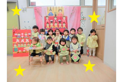 みんなで<span style='color:#00ff00;'>はい、チーズ！</span><br>製作で作った<br><span style='color:#ff007f;'>お雛様とお内裏様</span>を持って<br>写真も取りました<span style='color:#ffff00;'>★</span>