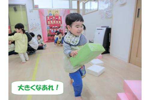 ２つのチームに分かれて行った<br><span style='color:#ff007f;'>ひしもち積みゲーム</span>では<br>お友だちに<span style='color:#ff7f00;'>「がんばれ～！」</span>と<br>応援する姿も！<br><br>楽しくて<br><span style='color:#0000ff;'>「もう１回！」</span>と<br>２回戦行いました<span style='color:#ffff00;'>★</span>