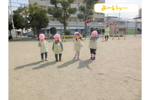 まずはフープからコーンに向かって<br><span style='color:#00ff00;'>よーいどん!</span>とかけっこを行いました!<br><br><br>ひよこチームは<br><span style='color:#ff7f00;'>お兄ちゃん・お姉ちゃん</span>の真似をして<br>笛の合図を聞いています♪<br><br>りすチームはこっちだよと<br><span style='color:#ff007f;'>優しく誘導</span>してあげる姿も見られました。<br>