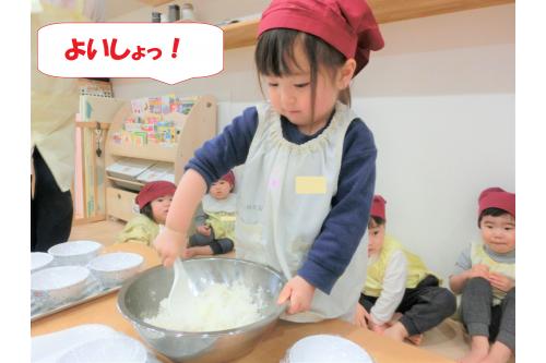 ご飯を自分でよそうのにも<br>チャレンジ!<br><br><br><span style='color:#ff7f00;'>ボール</span>をしっかりと抑えて<br>掬うことができました。<br><br>好きな<span style='color:#0000ff;'>ふりかけ</span>を選び<br>思い思いの量をご飯に<br>かけていましたよ<span style='color:#ffff00;'>★</span>