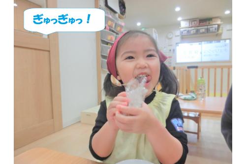 自分の席に座り<br>いよいよ<span style='color:#0000ff;'>おにぎりを握る</span>ことに。<br><br><span style='color:#ff7f00;'>「ぎゅっぎゅ!」</span>と言いながら<br>上手に握ることができました<span style='color:#ffff00;'>★</span><br>うさぎチームは上手に<br><span style='color:#ff007f;'>丸く握る</span>こともできました!<br>