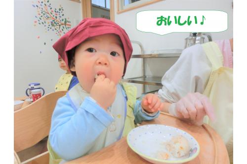 いよいよ<span style='color:#ff7f00;'>完成したおにぎり</span>を<br>食べてみます。<br><br>自分で作ったものは<br>いつもより何倍も<span style='color:#0000ff;'>おいしく</span>感じるようで<br>みんなにこにこで食べてくれましたよ<span style='color:#ffff00;'>★</span>
